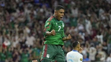 El mexicano Luis Romo celebra tras anotar un gol en el encuentro ante Honduras en el inicio de la Copa Oro el domingo 25 de junio del 2023. (AP Foto/David J. Phillip)