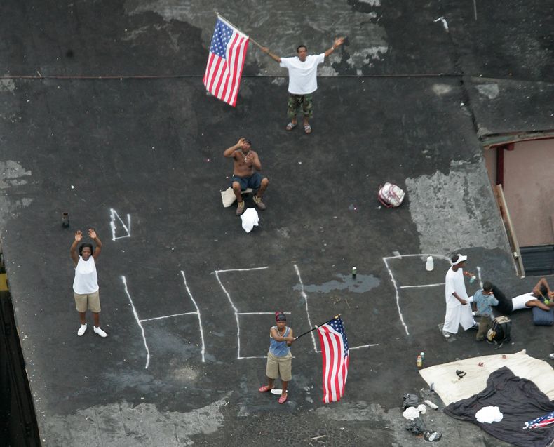 Varios habitantes de Nueva Orleans piden ser rescatados desde la azotea de sus viviendas, inudadas a causa del hurac&aacute;n Katrina, en una foto de archivo del 1 de septiembre del 2005. Decenas de demandas judiciales contra el gobierno federal exigiendo