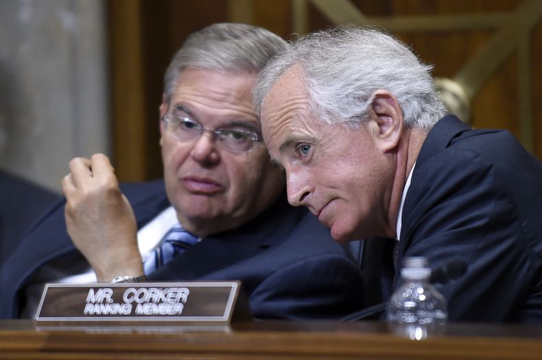 En esta foto del 29 de julio del 2014, el presidente del Comit&eacute; de Relacones Exteriores del senado, el senador dem&oacute;crata Robert Men&eacute;ndez, izq., conversa con otro miembro de ese organismo, el senador republicano Bob corker, en el Capit