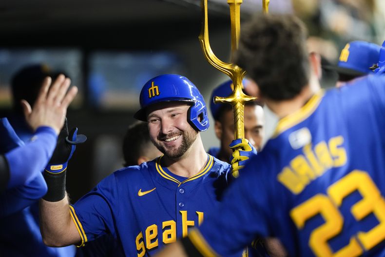 Cal Raleigh, bateador designado de los Marineros de Seattle, celebra su jonrón solitario ante los Atléticos de Oakland, el viernes 27 de septiembre de 2024 (AP Foto/Lindsey Wasson)