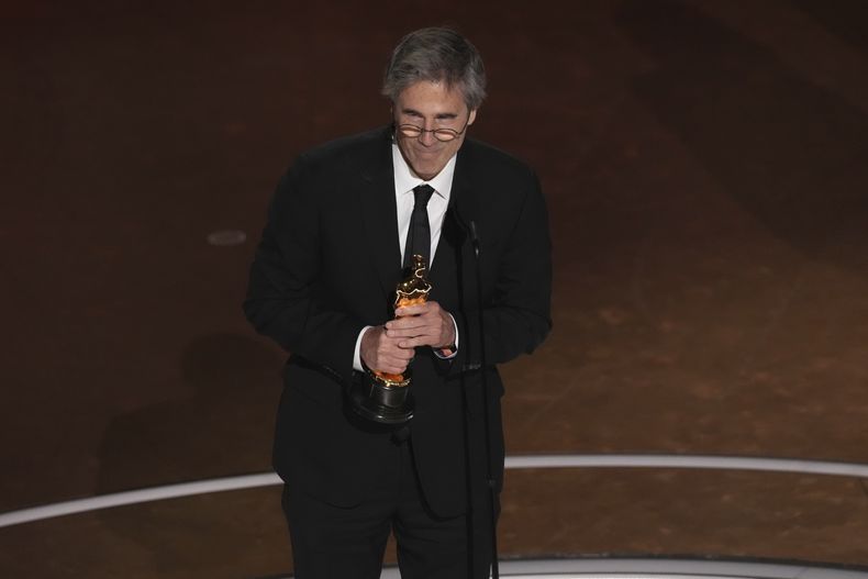 El director Walter Salles acepta el Oscar por Ainda estou aqui (Aún estoy aquí) de Brasil, a mejor película internacional, el domingo 2 de marzo de 2025, en el Teatro Dolby de Los Ángeles. (AP Foto/Chris Pizzello)