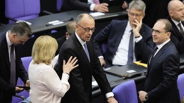 Friedrich Merz reacciona tras no resultar elegido como nuevo canciller, en la primera ronda de votación en el Bundestag en Berlín, el martes 6 de mayo de 2025. (AP Foto/Markus Schreiber)