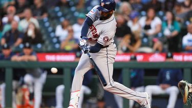 El bateador designado de los Astros de Houston Yordan Álvarez batea un sencillo remolcador en la primera entrada ante los Marineros de Seattle el martes 22 de septiembre del 2026. (AP Foto/Kevin Ng)