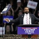 ARCHIVO - Kash Patel habla antes del expresidente y candidato republicano, Donald Trump, durante un acto de campaña en el Findlay Toyota Arena el 13 de octubre de 2024 en Prescott Valley, Arizona, EE.UU. (AP Foto/Ross D. Franklin)