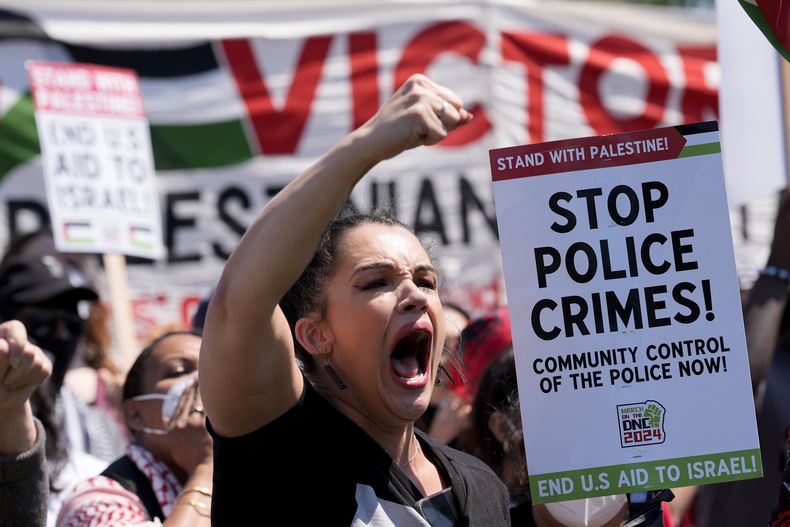 Una manifestante grita durante una protesta antes de una marcha hacia la Convención Nacional Demócrata, el lunes 19 de agosto de 2024, en Chicago. (AP Foto/Alex Brandon)