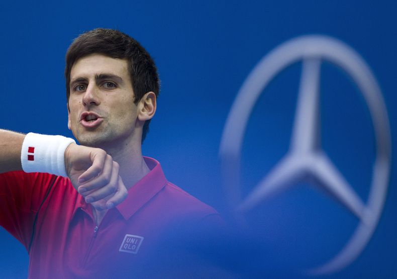 El serbio Novak Djokovic gesticula en un partido contra el espa&ntilde;ol Fernando Verdasco en el Abierto de China el jueves, 3 de octubre de 2013, en Beijing. (AP Photo/Andy Wong)