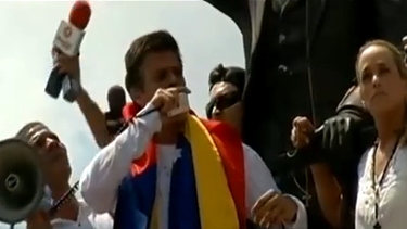 americateve | El líder opositor venezolano Leopoldo López comparece desde esta mañana en un Tribunal de Justicia en Caracas que decidirá si activa o no un juicio en su contra.