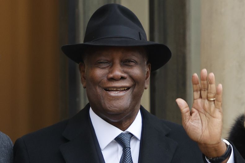 El presidente de Costa de Marfil Alassane Ouattara en el Palacio de los Elíseos en París el 25 de enero del 2023. (AP foto/Lewis Joly)