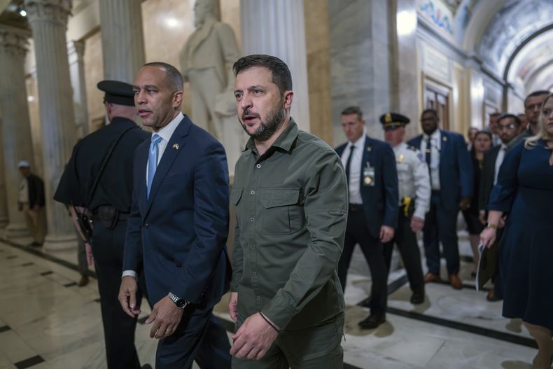 El presidente ucraniano Volodymyr Zelenskyy es recibido por el líder del bloque demócrata en la Cámara de Representantes, Hakeem Jeffries, el jueves 21 de septiembre de 2023. (AP Foto/J. Scott Applewhite)