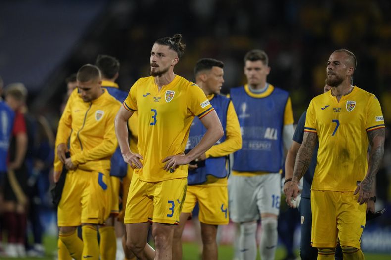 Los jugadores de Rumania reaccionan al final de un partido del Grupo E ante Bélgica en la Eurocopa 2024 en Colonia, Alemania, el sábado 22 de junio de 2024. Bélgica ganó 2-0. (AP Foto/Alessandra Tarantino)