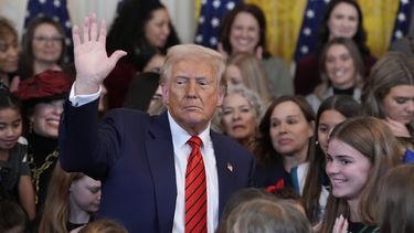 El presidente Donald Trump saluda tras firmar un orden ejecutiva que prohíbe la participación de atletas transgénero en competiciones de mujeres, el miércoles 5 de febrero de 2025, en Washington. (AP Foto/Alex Brandon)