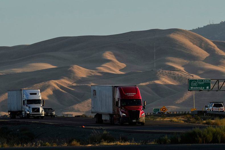 ARCHIVO – Camiones de carga viajan hacia el norte en la Carretera Interestatal 5, el miércoles 3 de septiembre de 2025, en Tracy, California. (AP Foto/Godofredo A. Vásquez, Archivo)