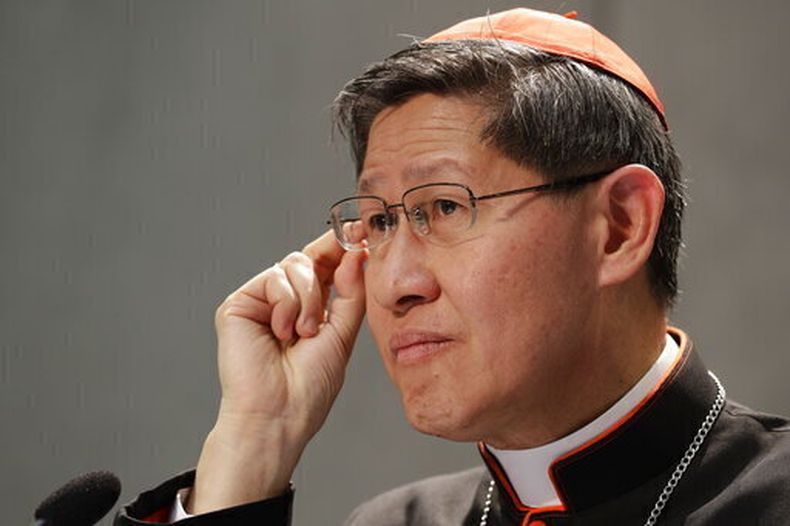 ARCHIVO - El presidente de Caritas Internationalis, el cardenal Luis Antonio Gokim Tagle, habla durante una conferencia de prensa para anunciar una campaña para contrarrestar el sentimiento contra los migrantes en Estados Unidos, Europa y otros lugares, en el centro de prensa del Vaticano, el miércoles 27 de septiembre de 2017. (AP Foto/Andrew Medichini, Archivo)