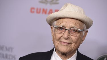 ARCHIVO - Norman Lear llega a los BAFTA Los Angeles Britannia Awards en el Hotel Beverly Hilton el viernes 25 de octubre de 2019, en Beverly Hills, California. Lear, el guionista, director y productor que revolucionó la televisión en horario estelar con All in the Family, The Jeffersons y Maude, falleció el martes 5 de diciembre de 2023. Tenía 101 años. (Foto Jordan Strauss/Invision/AP, archivo)