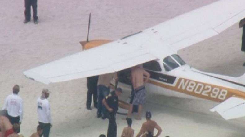 La nave descendió sobre la arena con éxito ante la mirada de los bañistas. No hubo heridos. El domingo un monomotor mató a dos personaes en Venice Beach, Florida