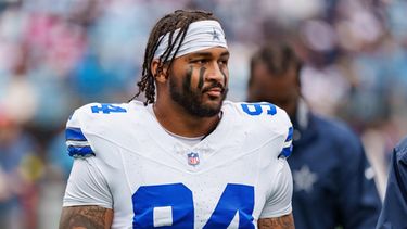 ARCHIVO - Foto del 12 de octubre del 2025, el defensive end de los Cowboys de Dallas Marshawn Kneeland observa el juego ante los Panthers de Carolina. (AP Foto/Jacob Kupferman, Archivo)
