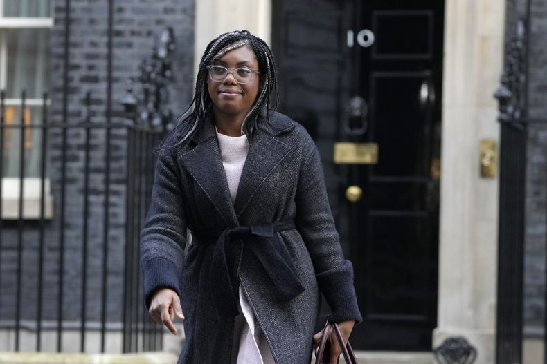 La secretaria de empresas británica Kemi Badenoch, en Londres el 17 de enero de 2023.. (Foto AP/Kirsty Wigglesworth)