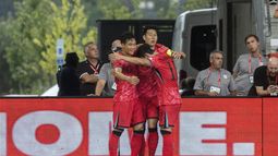 Son Heung-min (centro), de Corea del Sur, festeja un gol en un partido amistoso contra Estados Unidos, el sábado 6 de septiembre de 2025 en Harrison, Nueva Jersey (AP Foto/Andres Kudacki)
