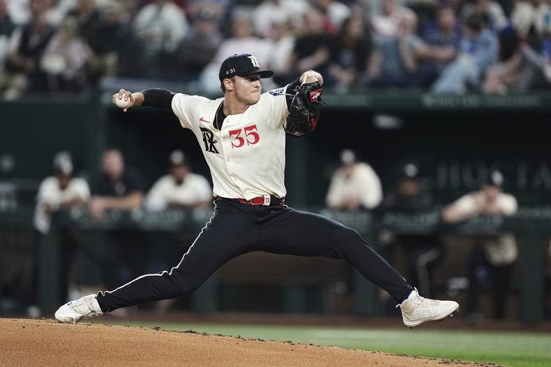 Jack Leiter, de los Rangers de Texas, hace un pitcheo ante los Medias Rojas de Boston, el viernes 28 de marzo de 2025 (AP Foto/Tony Gutiérrez)
