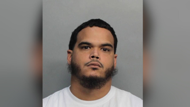 residente de la pequena habana fue arrestado por golpear a su novia embarazada