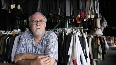 Shon LeBlanc, copropietario del servicio de alquiler de vestuario Valentinos Costume Group, posa para un retrato en su bodega el viernes 26 de mayo de 2023, en Los Ángeles. (Foto AP/Chris Pizzello)