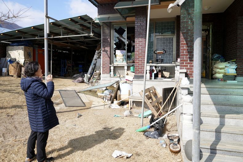 Park Sung-sook reacciona al ver su casa dañada cerca de un bombardeo accidental en Pocheon, Corea del Sur, el jueves 6 de marzo de 2025. (AP Foto/Lee Jin-man)