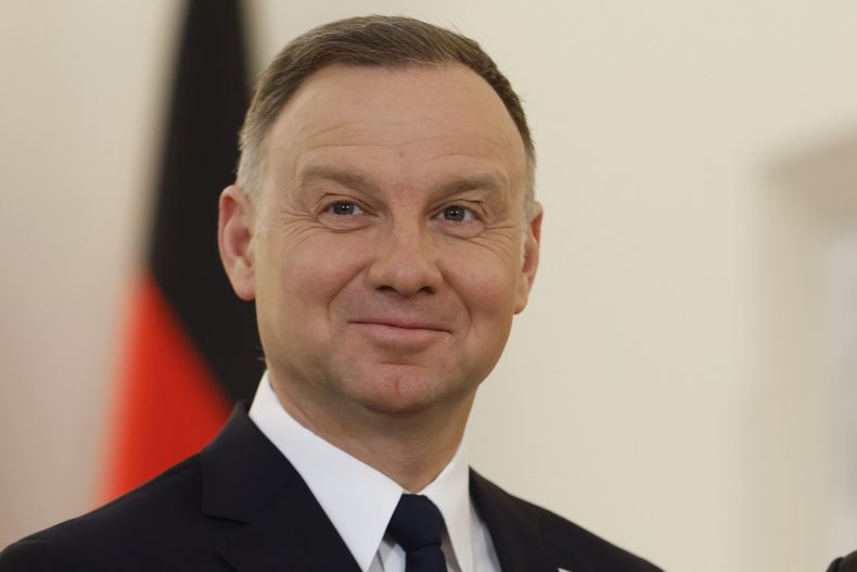 ARCHIVO - El presidente polaco Andrzej Duda sonríe el 19 de abril de 2023 en Varsovia, Polonia. (AP Foto/Michal Dyjuk, archivo)