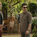Foto entregada por Prime, que muestra a Dwayne Johnson (izq) y Chris Evans en una escena de Red One. (Frank Masi/Prime via AP)