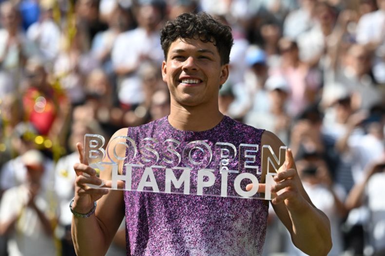 El estadounidense Ben Shelton posa con el trofeo tras ganar el Abierto de Stuttgart al superar en las final a su compatriota Taylor Fritz el domingo 14 de junio del 2026. (Marijan Murat/dpa via AP)