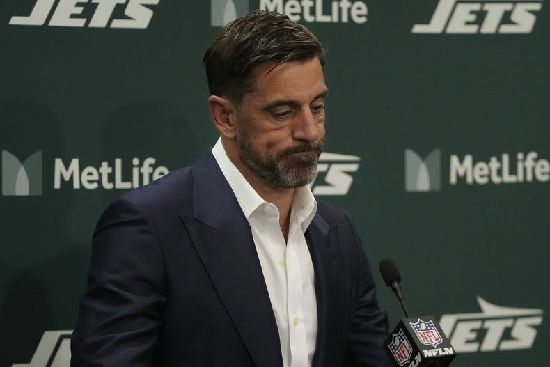 El quarterback de los Jets de Nueva York, Aaron Rodgers platica en conferencia de prensa después de un juego de la NFL ante los Bills de Búfalo, en East Rutherford, Nueva Jersey, el lunes 14 de octubre de 2024. (AP Foto/Pamela Smith)