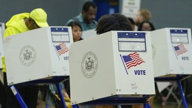 Varias personas emiten su voto en el Centro de Aprendizaje Harriet Tubman C.S. 154 en el día de las elecciones presidenciales de Estados Unidos, el martes 5 de noviembre de 2024, en Nueva York. (AP Foto/Frank Franklin II)
