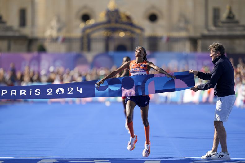 La neerlandesa Sifan Hassan celebra al ganar el maratón femenino de los Juegos Olímpicos de París, el domingo 11 de agosto de 2024. (AP Foto/Vadim Ghirda)