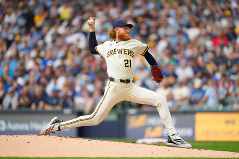 El lanzador de los Cerveceros de Milwaukee, Dustin May, lanza durante la tercera entrada de un partido de béisbol contra los Piratas de Pittsburgh, el jueves 6 de agosto de 2026, en Milwaukee. (Foto AP/Kayla Wolf)