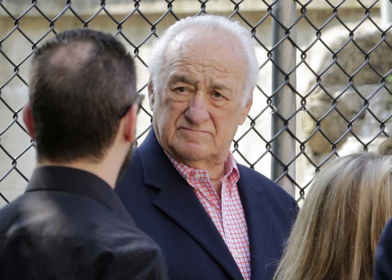 ARCHIVO - El actor Jerry Adler llega al funeral de James Gandolfini, estrella de Los Soprano, en la Catedral de San Juan el Divino de Nueva York, el jueves 27 de junio de 2013. (AP Foto/Richard Drew, archivo)