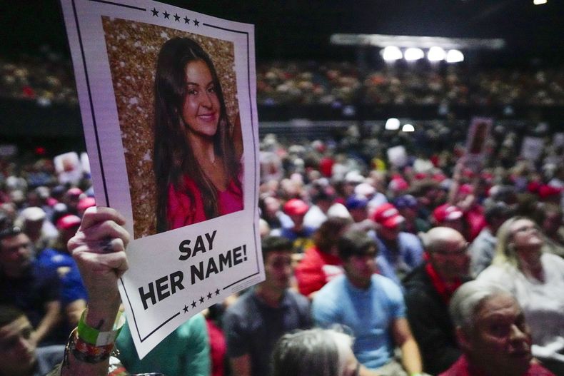 ARCHIVO - Un partidario sostiene un cartel con una foto de Laken Riley y la frase ¡Diga su nombre! antes de que el candidato republicano a la presidencia, Donald Trump, hable en un mitin de campaña el 9 de marzo de 2024 en Rome, Georgia. (AP Foto/Mike Stewart, Archivo)