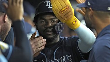 El venezolano Osleivis Basabe de los Rays de Tampa Bay (centro) celebra en el banquillo luego de anotar en un sencillo de dos carreras de su compatriota René Pinto ante los Angelinos de Los Ángeles en la octava entrada del juego en San Petersburgo, Florida. Martes 19 de septiembre de 2023. (AP Foto/Chris OMeara)