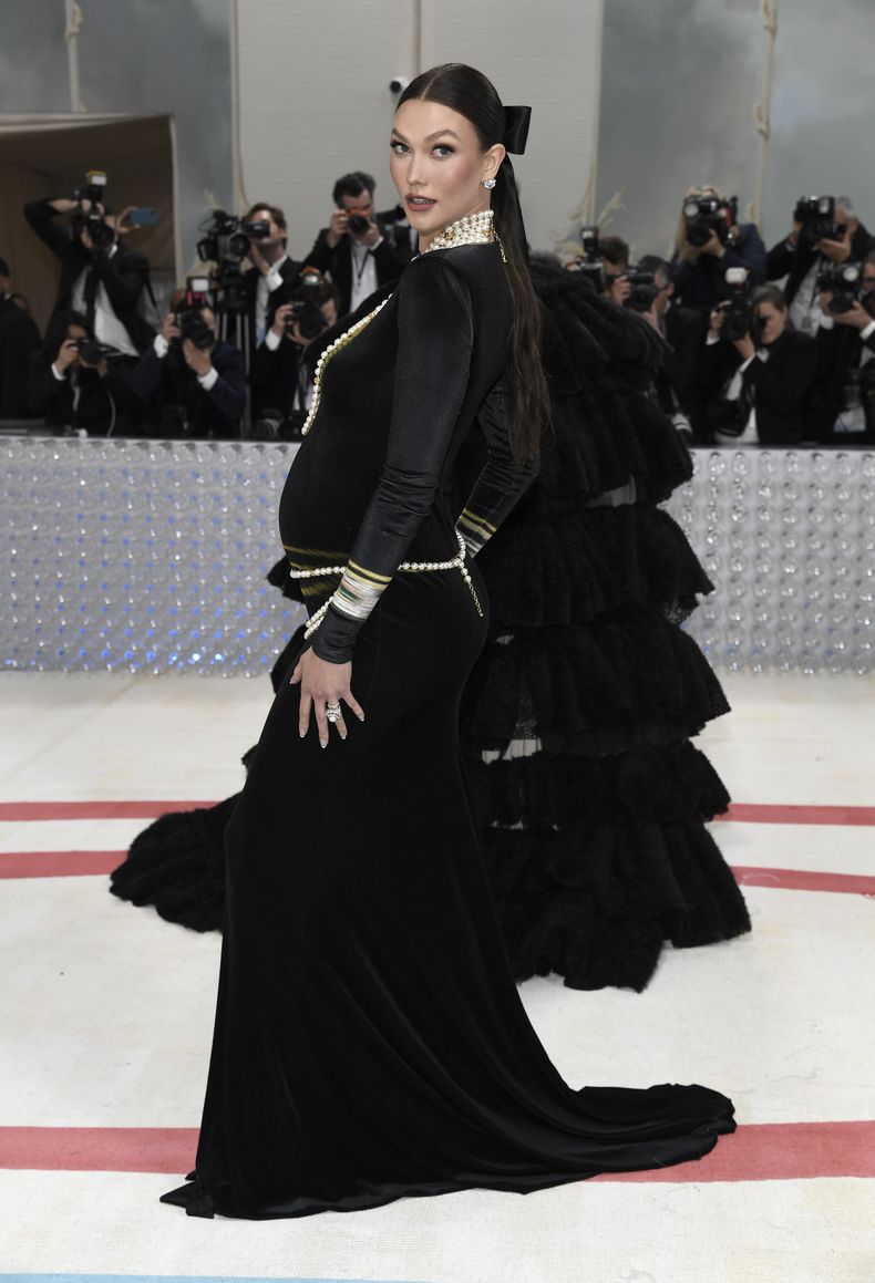 Karlie Kloss llega a la gala del Instituto del Vestido del Museo Metropolitano de Arte para celebrar la inauguración de la exposición Karl Lagerfeld: A Line of Beauty el lunes 1 de mayo de 2023 en Nueva York. (Foto Evan Agostini/Invision/AP)