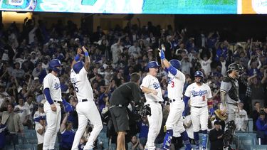 Chris Taylor (3), de los Dodgers de Los Ángeles, recibe la felicitación de David Peralta (6), James Outman (33) y Will Smith (16) tras sacudir un grand slam, ante sus rivales de los Medias Blancas de Chicago Yasmani Grandal (24), en el plato, y Miguel Rojas, en el sexto inning del juego de la MLB que enfrentó a ambos equipos, el 15 de junio de 2023, en Los Ángeles. (AP Foto/Mark J. Terrill)