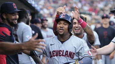 José Ramírez, de los Guardianes de Cleveland, es felicitado en el dugout después de batear un cuadrangular solitario durante la séptima entrada del juego de béisbol en contra de los Tigres de Detroit, el lunes 29 de julio de 2024, en Detroit. (AP Foto/Carlos Osorio)