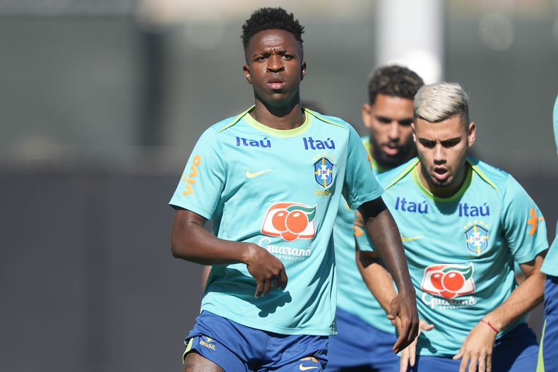 El delantero brasileño Vinicius Junior (izquierda) durante un entrenamiento previo al partido contra Costa Rica por la Copa América, el sábado 22 de junio de 2024, en Los Ángeles. (AP Foto/Ryan Sun)