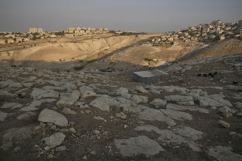 Una vista general muestra la zona E1, un terreno al este de Jerusalén entre el asentamiento israelí de Maale Adumim, a la izquierda, y la población de Eizariya, a la derecha, en la ocupada Cisjordania, el jueves 14 de agosto de 2025.. (AP Foto/Nasser Nasser)