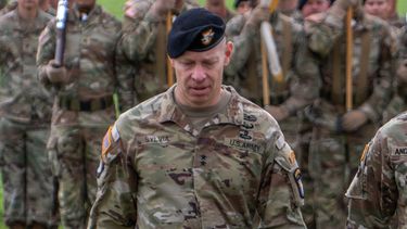 Esta fotografía, proporcionada por el Ejército de Estados Unidos, muestra al general de división Brett Sylvia durante una ceremonia de cambio de mando de la 101ra División Aerotransportada en Fort Campbell, Kentucky, el 30 de mayo de 2025. (Sargento Timothy Jackson/Ejército de EEUU vía AP)