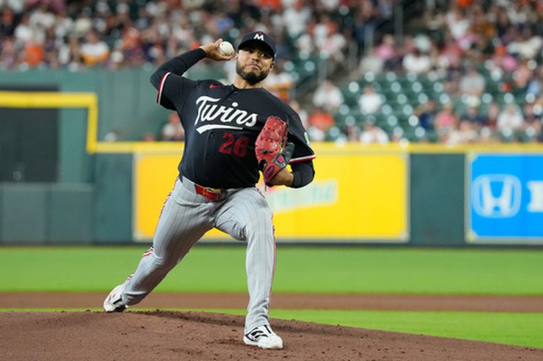 Taj Bradley, abridor de los Mellizos de Minnesota, tarbaja en la primera entrada del juego de béisbol de Grandes Ligas ante los Astros de Houston, el miércoles 1 de julio de 2026, en Houston. (AP Foto/David J. Phillip)