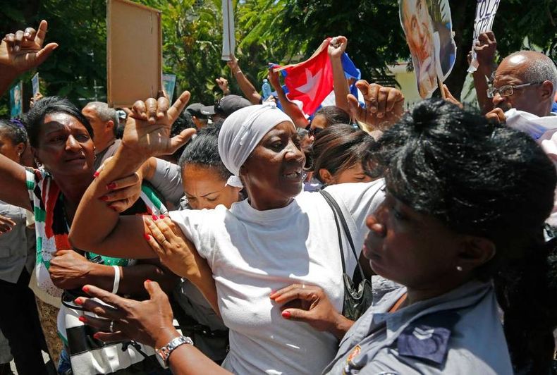 Cuba Ladies in White.jpg