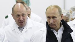 ARCHIVO - El empresario Yevgeny Prigozhin, izquierda, le muestra al presidente ruso Vladímir Putin su fábrica de comidas escolares, el 20 de septiembre de 2010, en las afueras de San Petersburgo, Rusia. (Alexei Druzhinin, Sputnik, foto compartida por el Kremlin vía AP, archivo)