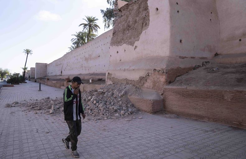 Un hombre pasa junto a un tramo dañado de la muralla de la histórica Medina de Marrakech tras un potente sismo registrado en Marruecos, el 9 de septiembre de 2023. (AP Foto/Mosaab Elshamy)