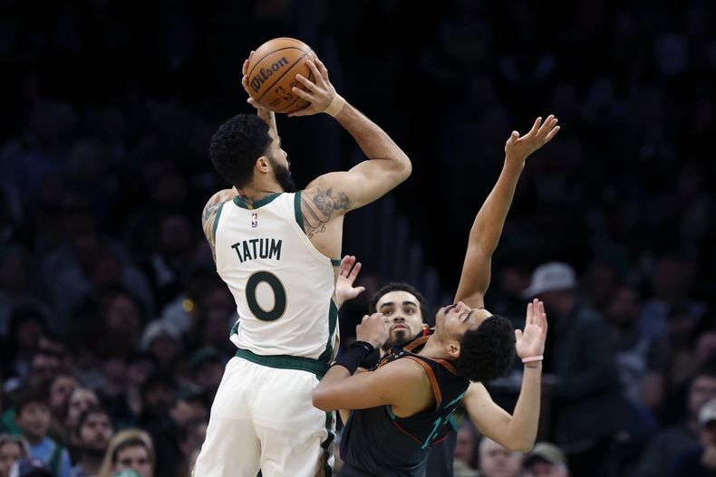 Jayson Tatum, de los Celtics de Boston, dispara frente a Jordan Poole, de los Wizards de Washington, en el partido del viernes 9 de febrero de 2024 (AP Foto/Michael Dwyer)