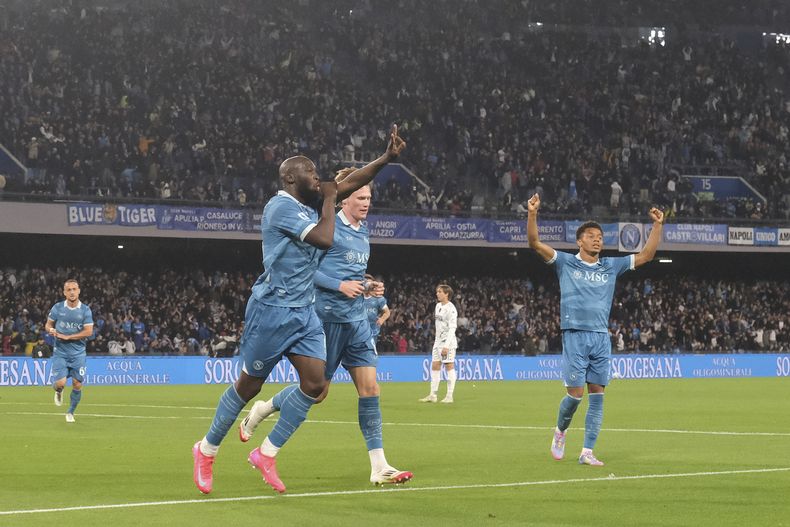 Romelu Lukaku del Napoli celebra tras anotar el segundo gol de su equipo en el encuentro ante el Napoli en la Serie A el lunes 14 de abril del 2025. (Alessandro Garofalo/LaPresse via AP)