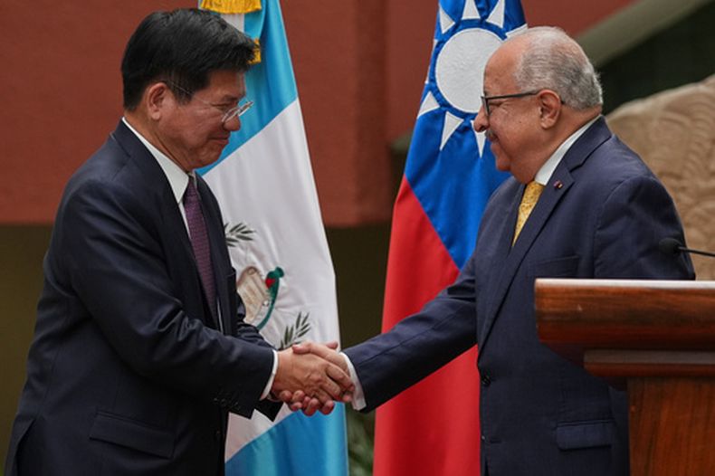 El ministro de Asuntos Exteriores de Taiwán, Lin Chia-Lung (izquierda), y el ministro de Asuntos Exteriores de Guatemala, Carlos Martínez, se estrechan la mano tras ofrecer una conferencia de prensa en Ciudad de Guatemala, el jueves 1 de octubre de 2026. (Foto AP/Moisés Castillo)