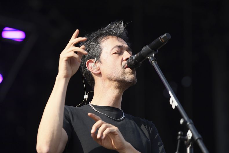 El músico mexicano Meme del Real durante su presentación en el festival AXE Ceremonia en el Parque Bicentenario en la Ciudad de México el sábado 5 de abril de 2025. (Foto AP/Ginnette Riquelme)
